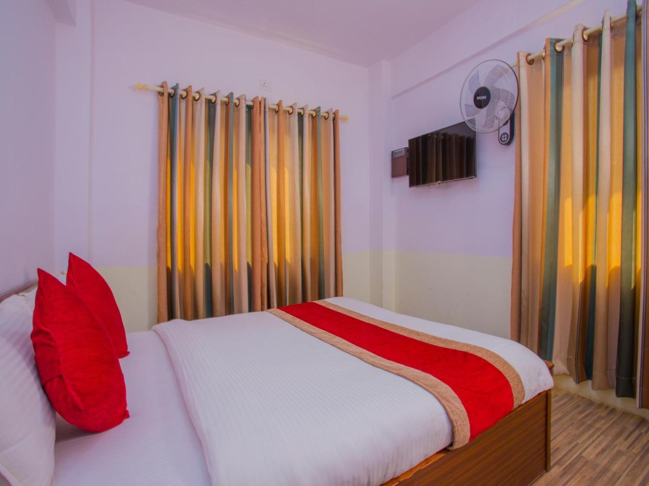 Oyo 255 White Zambala Hotel Катманду Экстерьер фото