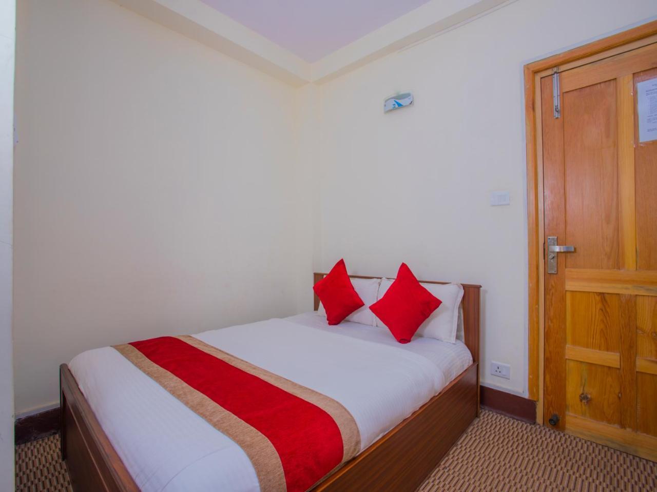 Oyo 255 White Zambala Hotel Катманду Экстерьер фото